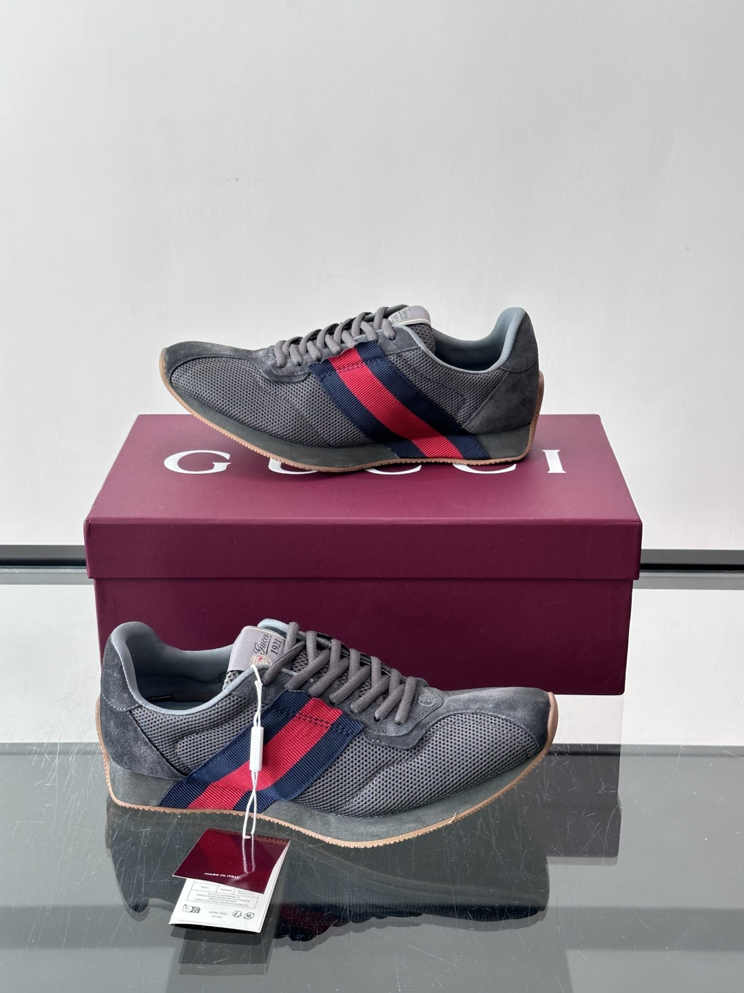 Gucci TemPo系列男士运动鞋 Generation Gucci 古驰世代系列深入探索品牌的典藏元素，将不同世代的