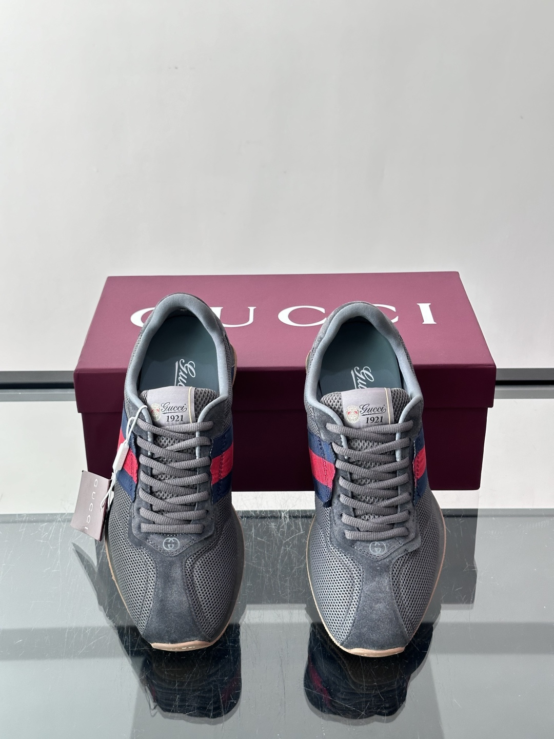 Gucci TemPo系列男士运动鞋 Generation Gucci 古驰世代系列深入探索品牌的典藏元素，将不同世代的