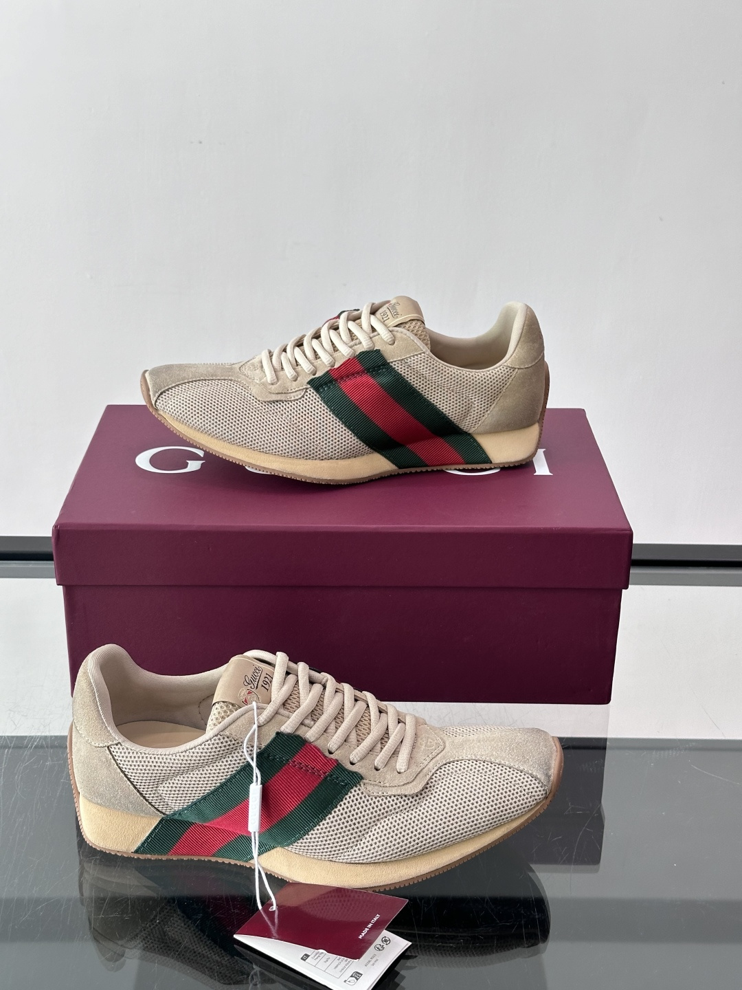 Gucci TemPo系列男士运动鞋 Generation Gucci 古驰世代系列深入探索品牌的典藏元素，将不同世代的