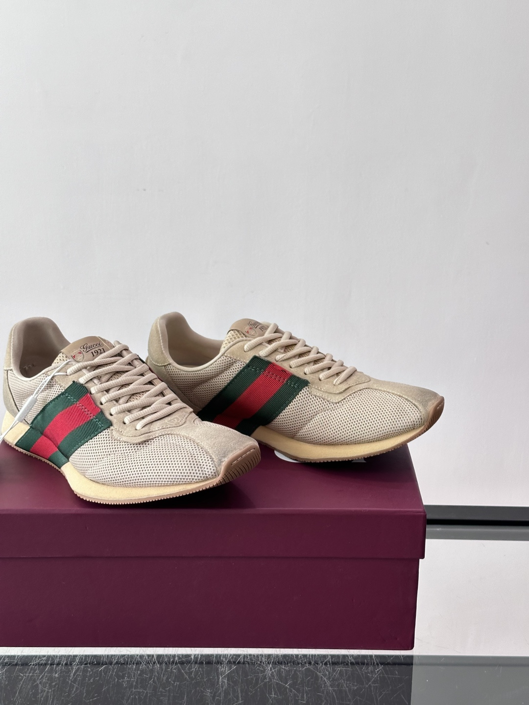 Gucci TemPo系列男士运动鞋 Generation Gucci 古驰世代系列深入探索品牌的典藏元素，将不同世代的