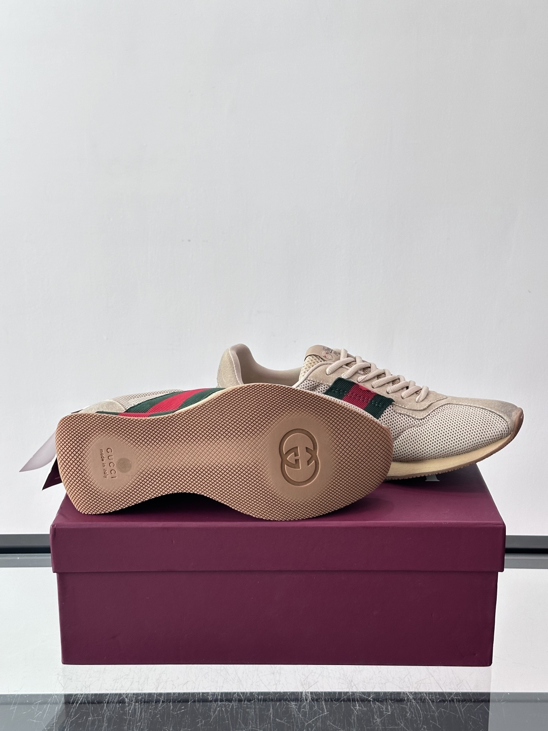 Gucci TemPo系列男士运动鞋 Generation Gucci 古驰世代系列深入探索品牌的典藏元素，将不同世代的