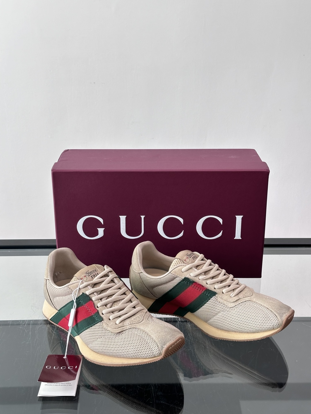 Gucci TemPo系列男士运动鞋 Generation Gucci 古驰世代系列深入探索品牌的典藏元素，将不同世代的