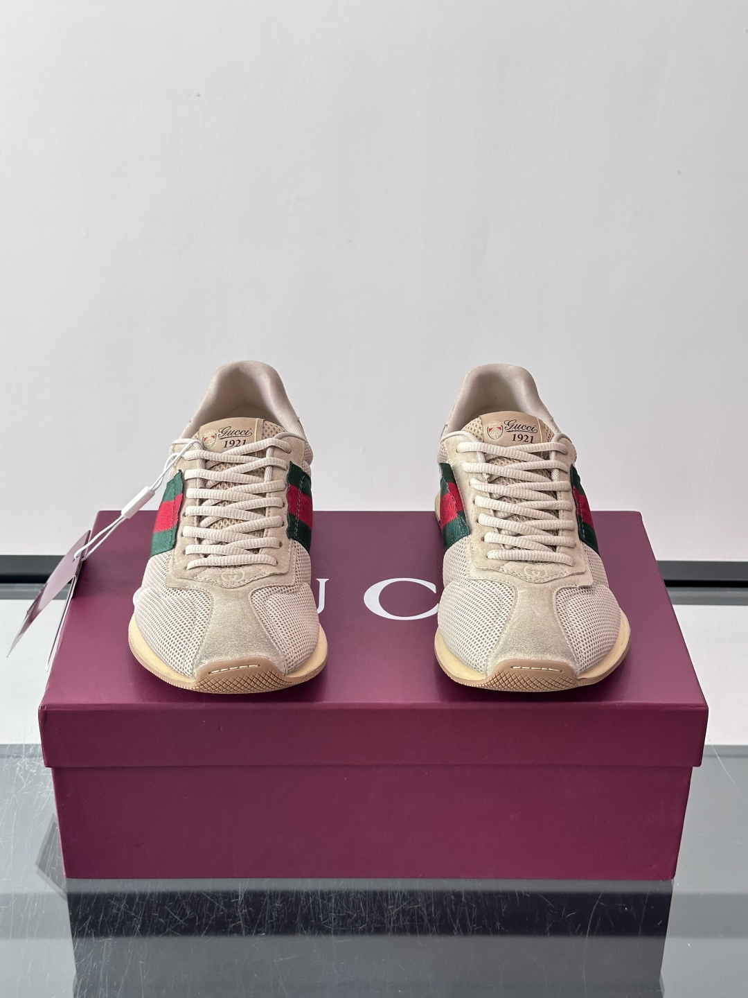 Gucci TemPo系列男士运动鞋 Generation Gucci 古驰世代系列深入探索品牌的典藏元素，将不同世代的