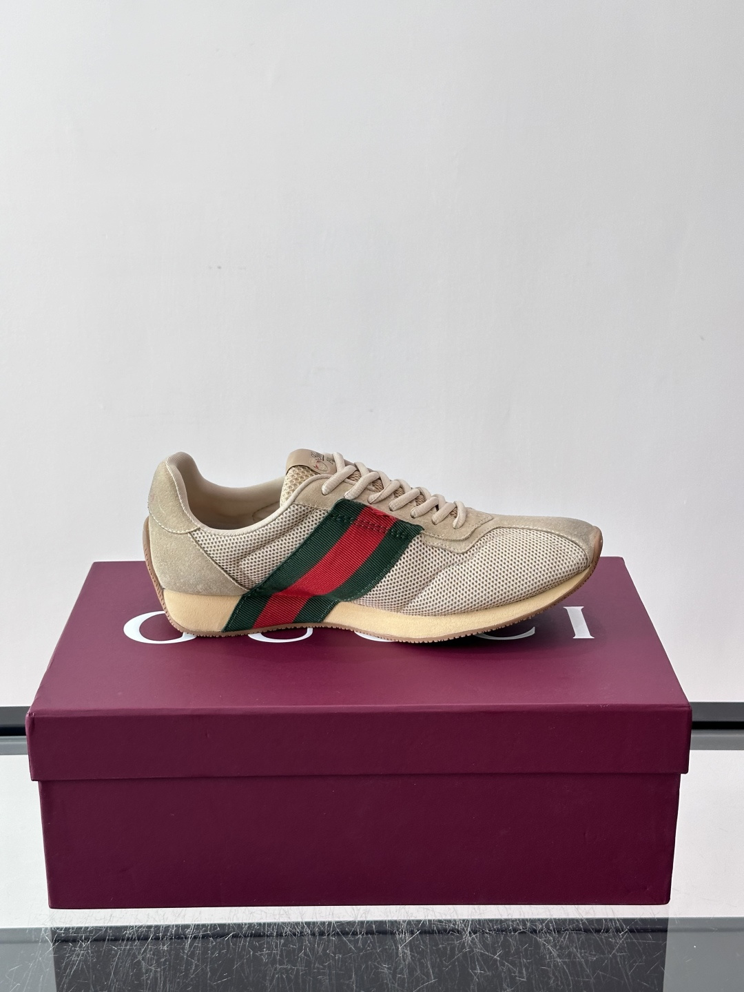 Gucci TemPo系列男士运动鞋 Generation Gucci 古驰世代系列深入探索品牌的典藏元素，将不同世代的