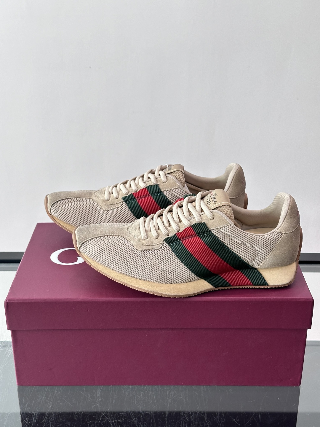 Gucci TemPo系列男士运动鞋 Generation Gucci 古驰世代系列深入探索品牌的典藏元素，将不同世代的