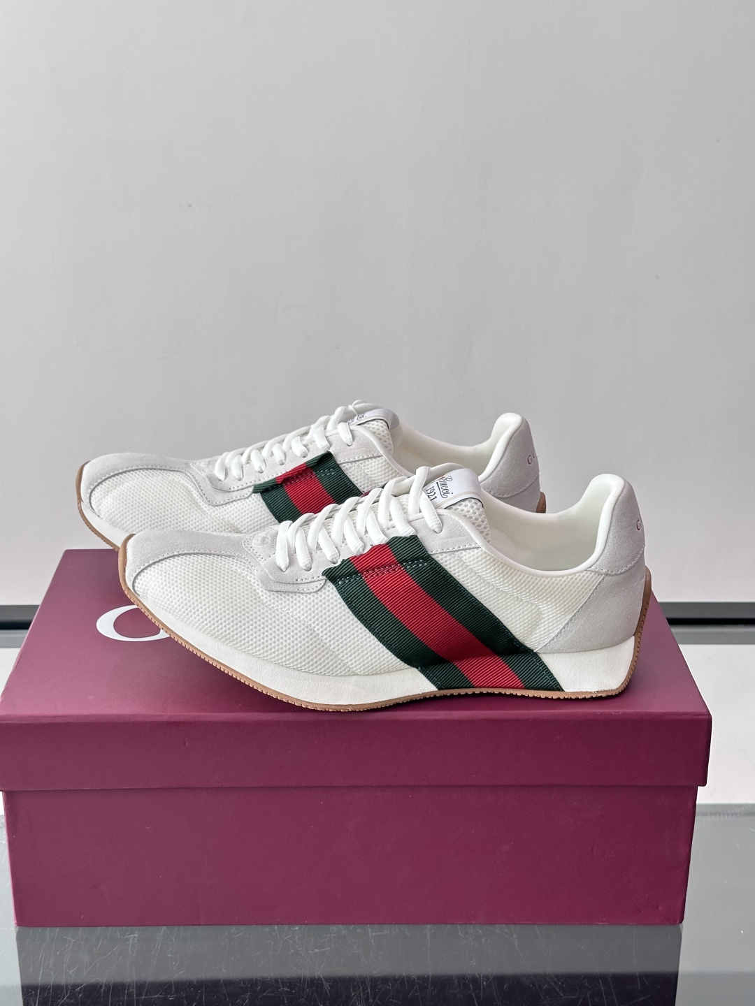 Gucci TemPo系列男士运动鞋 Generation Gucci 古驰世代系列深入探索品牌的典藏元素，将不同世代的