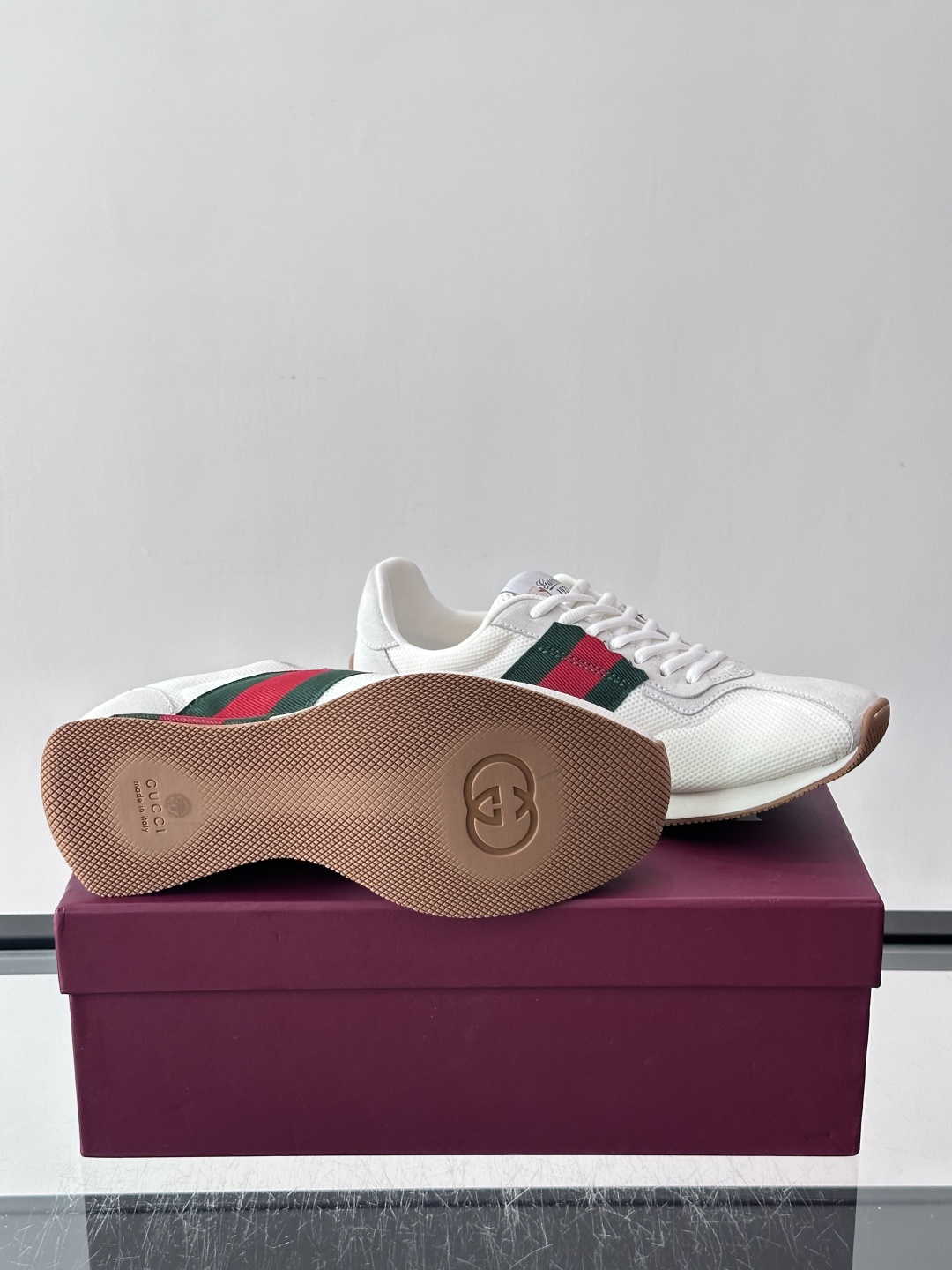 Gucci TemPo系列男士运动鞋 Generation Gucci 古驰世代系列深入探索品牌的典藏元素，将不同世代的