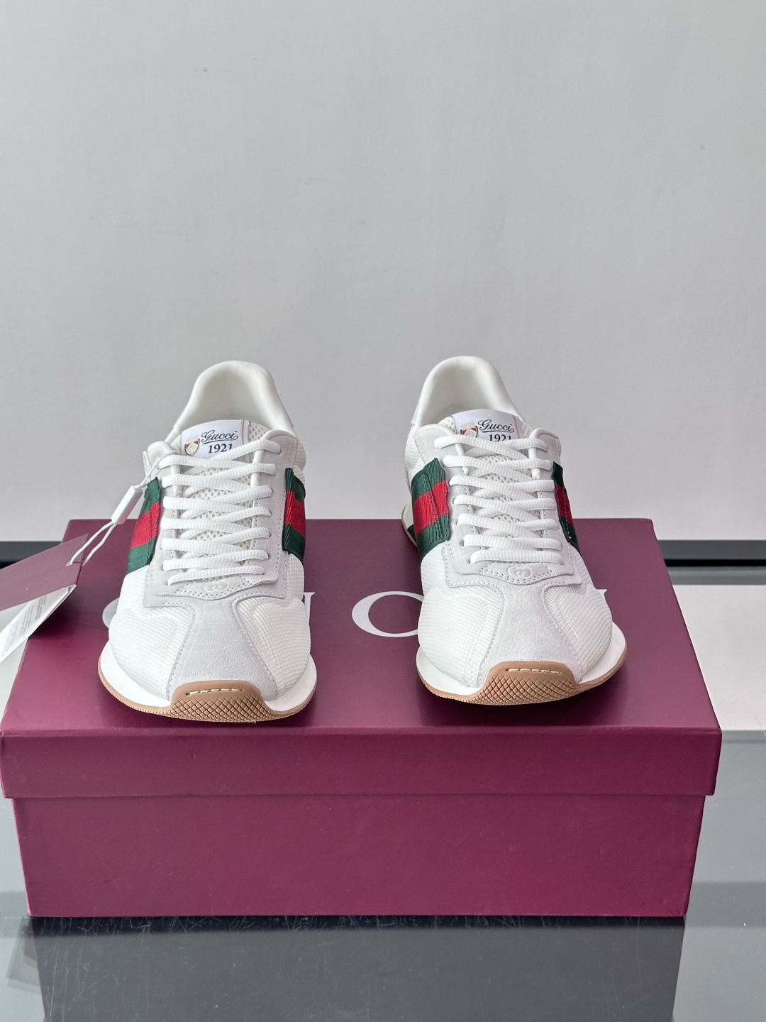 Gucci TemPo系列男士运动鞋 Generation Gucci 古驰世代系列深入探索品牌的典藏元素，将不同世代的
