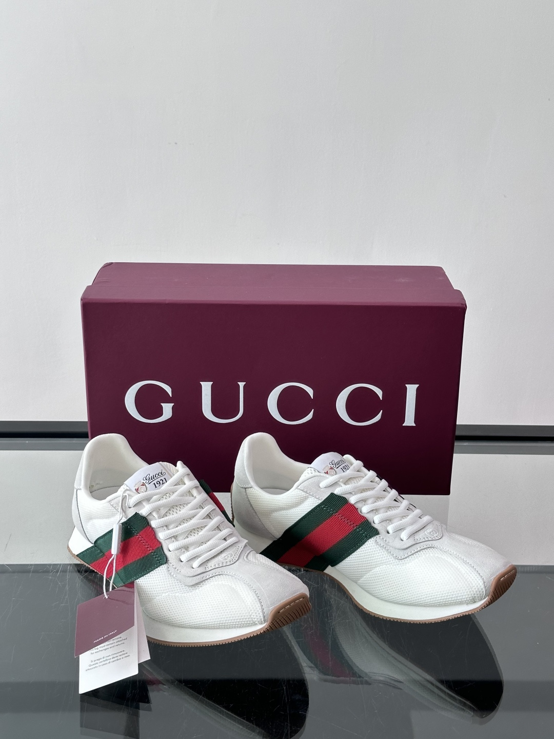 Gucci TemPo系列男士运动鞋 Generation Gucci 古驰世代系列深入探索品牌的典藏元素，将不同世代的