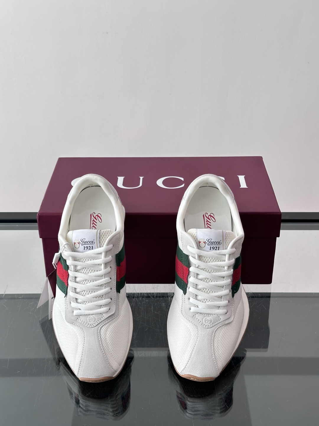 Gucci TemPo系列男士运动鞋 Generation Gucci 古驰世代系列深入探索品牌的典藏元素，将不同世代的