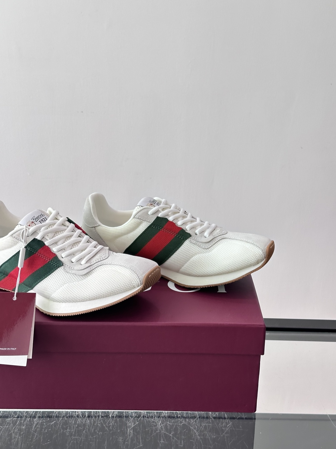 Gucci TemPo系列男士运动鞋 Generation Gucci 古驰世代系列深入探索品牌的典藏元素，将不同世代的