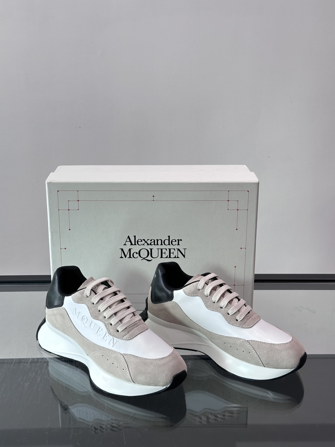 Alexander McQueen经典老爹鞋，麂皮➕牛皮拼接，层次感满满，质感高级✨。厚底设计，白色EVA材质，缓震又增