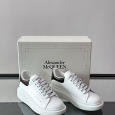 Alexander McQueen厚底板鞋 🖤这款Alexander McQueen厚底板鞋,简约又有辨识度!厚底设 Alexander McQueen厚底板鞋 🖤这款Alexander McQueen厚底板鞋,简约又有辨识度!厚底设