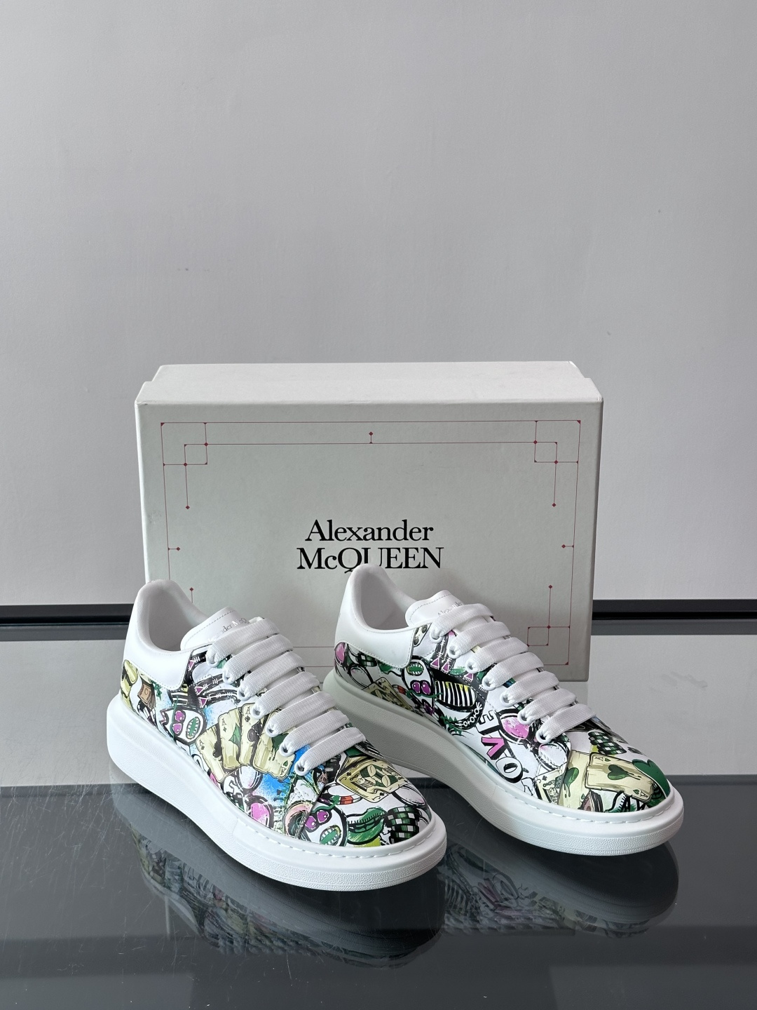 Alexander McQueen厚底板鞋​​ 🖤这款Alexander McQueen厚底板鞋，简约又有辨识度！厚底设