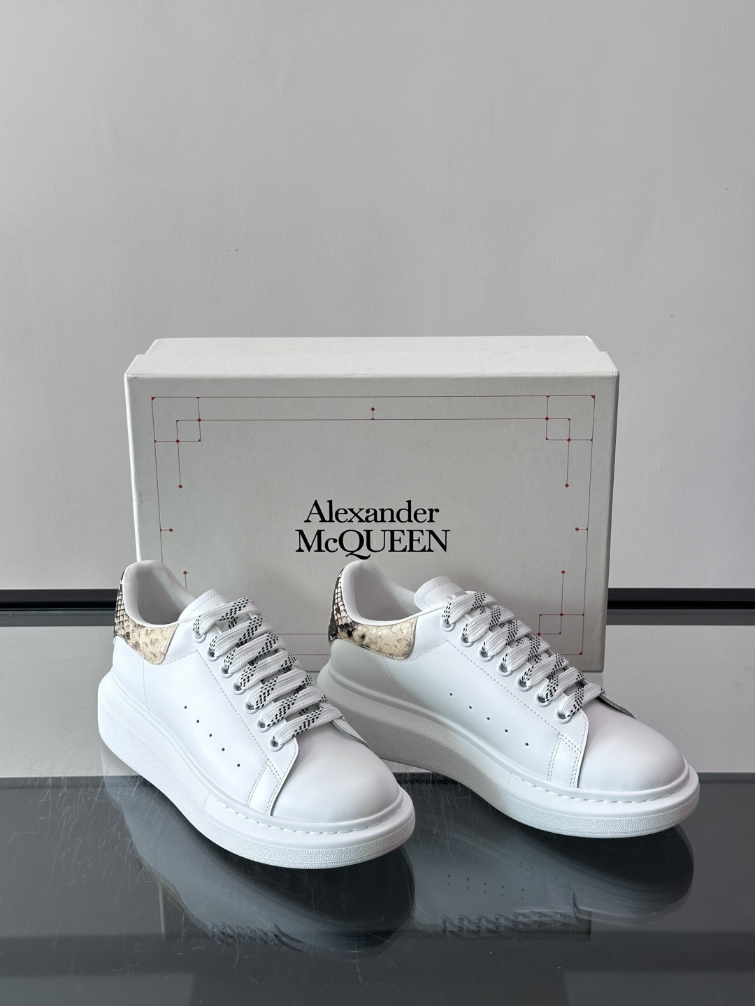 Alexander McQueen厚底板鞋​​ 🖤这款Alexander McQueen厚底板鞋，简约又有辨识度！厚底设