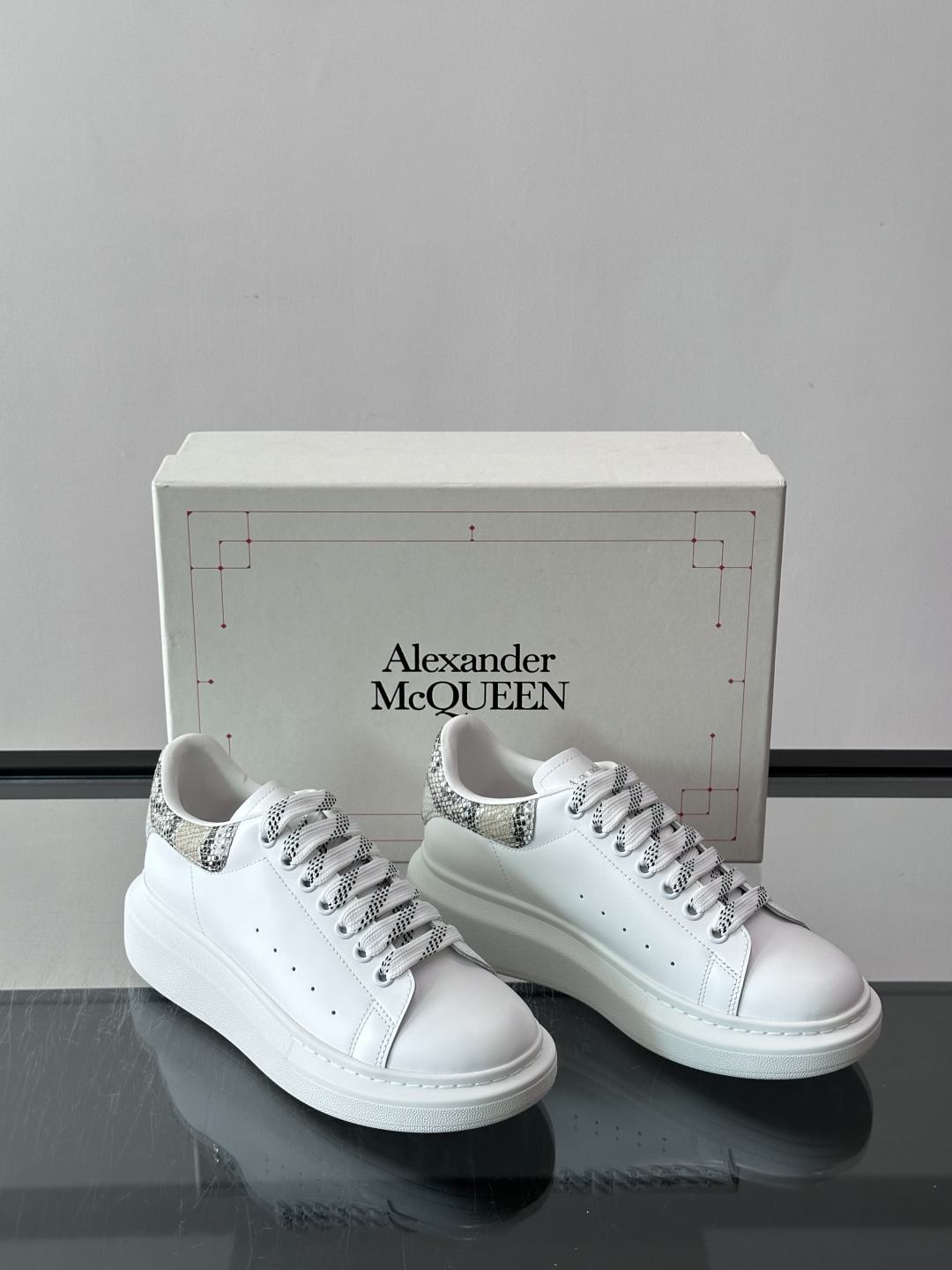 Alexander McQueen厚底板鞋​​ 🖤这款Alexander McQueen厚底板鞋，简约又有辨识度！厚底设
