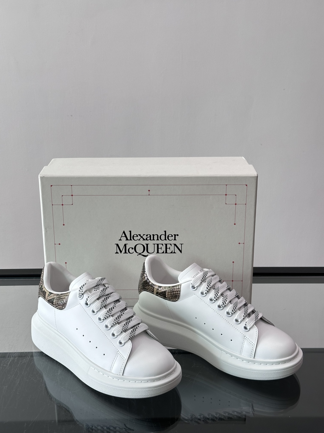 Alexander McQueen厚底板鞋 🖤这款Alexander McQueen厚底板鞋,简约又有辨识度!厚底设 Alexander McQueen厚底板鞋 🖤这款Alexander McQueen厚底板鞋,简约又有辨识度!厚底设