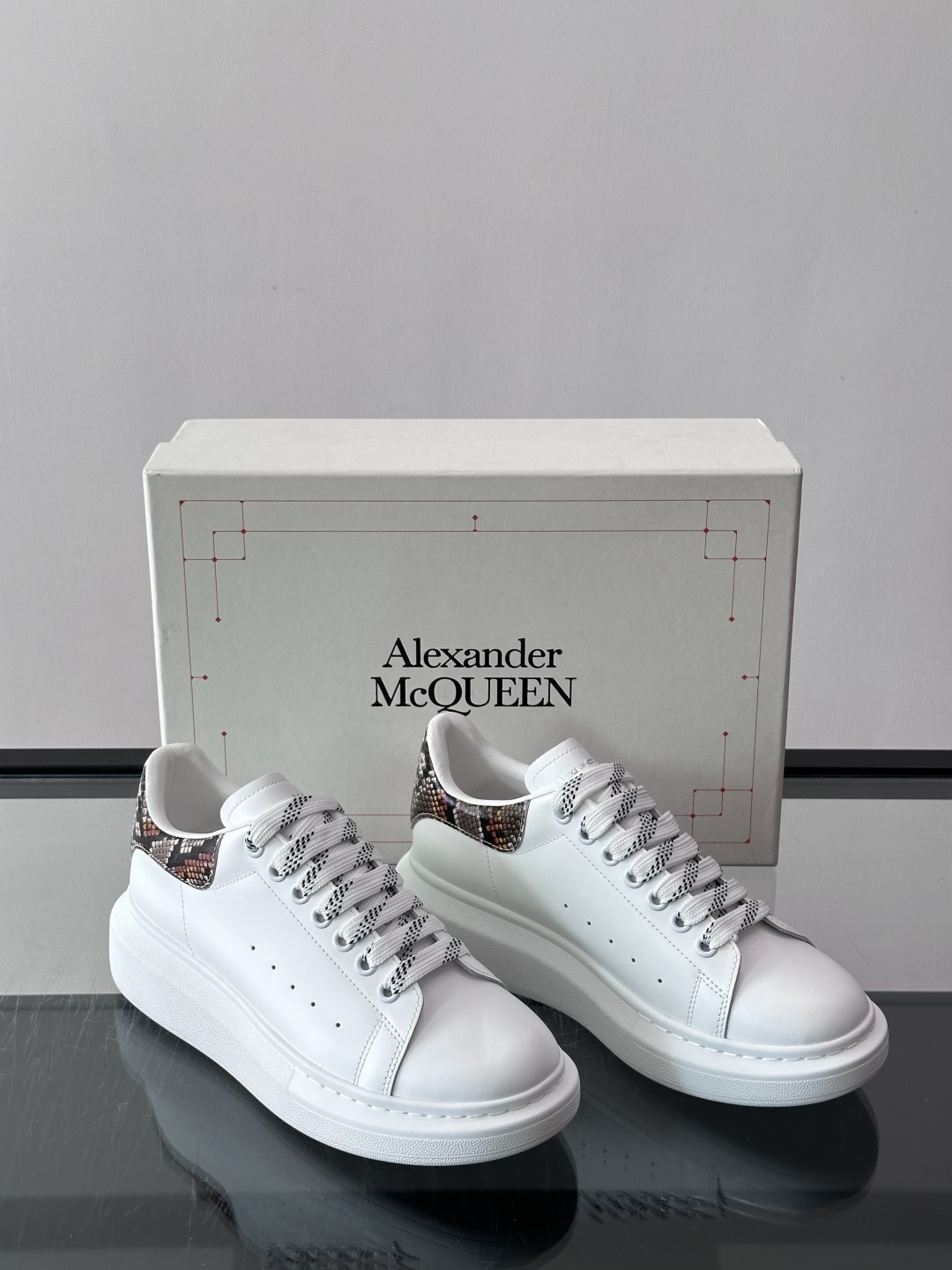 Alexander McQueen厚底板鞋 🖤这款Alexander McQueen厚底板鞋,简约又有辨识度!厚底设 Alexander McQueen厚底板鞋 🖤这款Alexander McQueen厚底板鞋,简约又有辨识度!厚底设