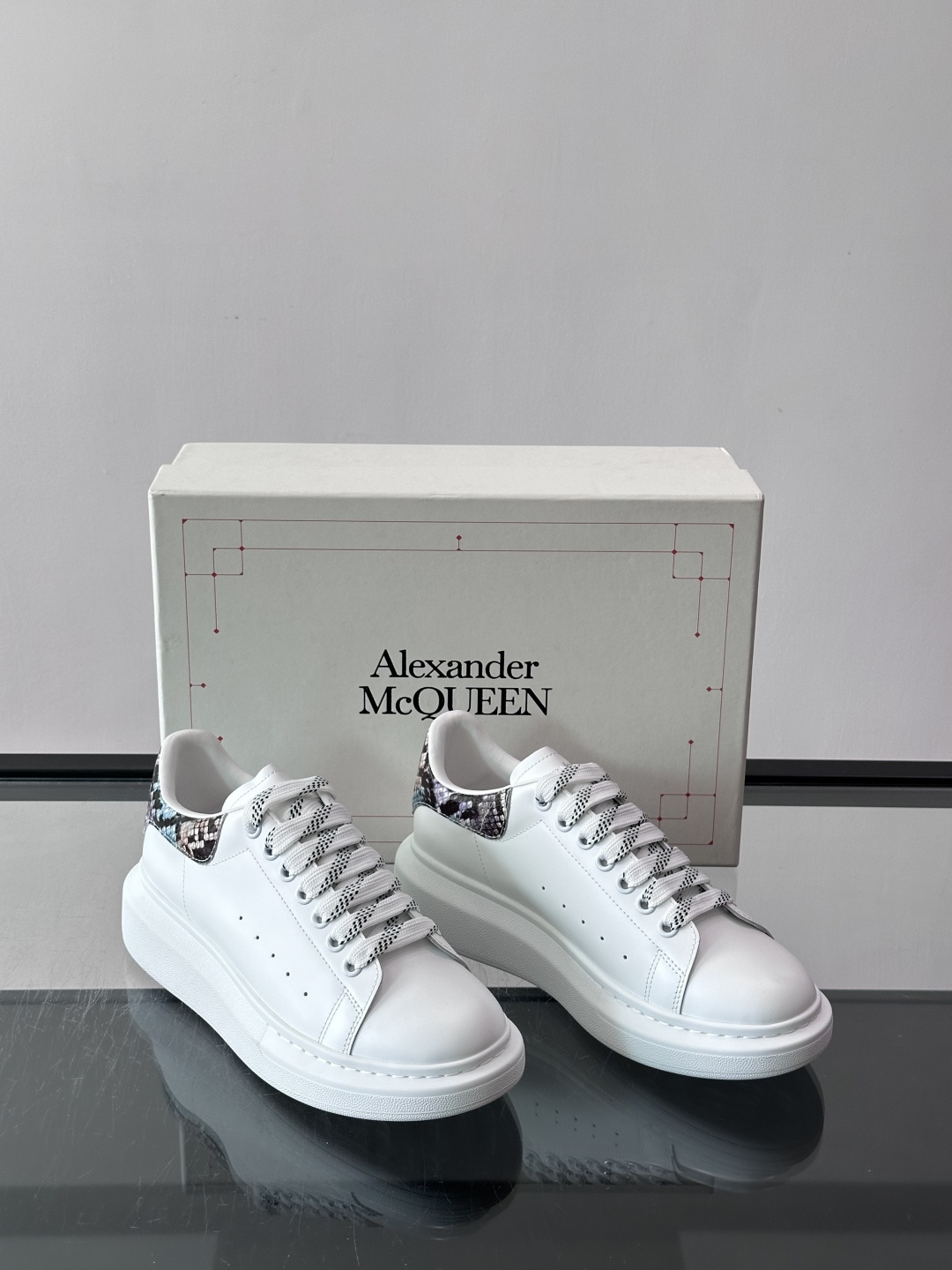 Alexander McQueen厚底板鞋​​ 🖤这款Alexander McQueen厚底板鞋，简约又有辨识度！厚底设