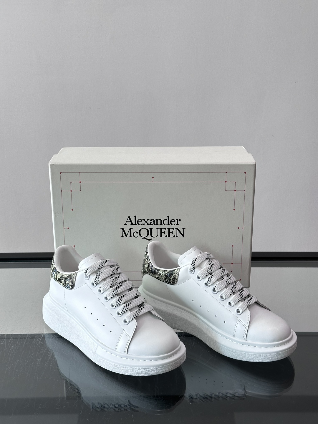 Alexander McQueen厚底板鞋​​ 🖤这款Alexander McQueen厚底板鞋，简约又有辨识度！厚底设