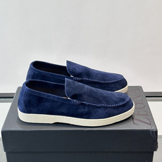 Zegna 麂皮乐福鞋,翻毛皮鞋面,白色麻底橡胶厚底,鞋垫上压印着"ZEGNA"。走的是经典的"意大利老钱风"休闲路 Zegna 麂皮乐福鞋,翻毛皮鞋面,白色麻底橡胶厚底,鞋垫上压印着"ZEGNA"。走的是经典的"意大利老钱风"休闲路
