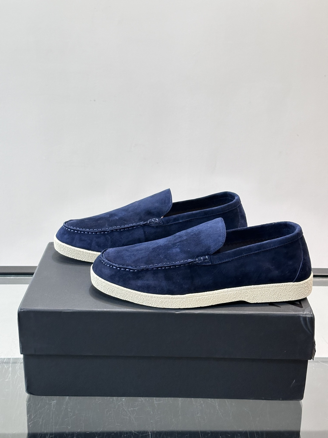 Zegna 麂皮乐福鞋,翻毛皮鞋面,白色麻底橡胶厚底,鞋垫上压印着"ZEGNA"。走的是经典的"意大利老钱风"休闲路 Zegna 麂皮乐福鞋,翻毛皮鞋面,白色麻底橡胶厚底,鞋垫上压印着"ZEGNA"。走的是经典的"意大利老钱风"休闲路