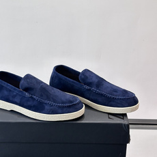 Zegna 麂皮乐福鞋,翻毛皮鞋面,白色麻底橡胶厚底,鞋垫上压印着"ZEGNA"。走的是经典的"意大利老钱风"休闲路 Zegna 麂皮乐福鞋,翻毛皮鞋面,白色麻底橡胶厚底,鞋垫上压印着"ZEGNA"。走的是经典的"意大利老钱风"休闲路
