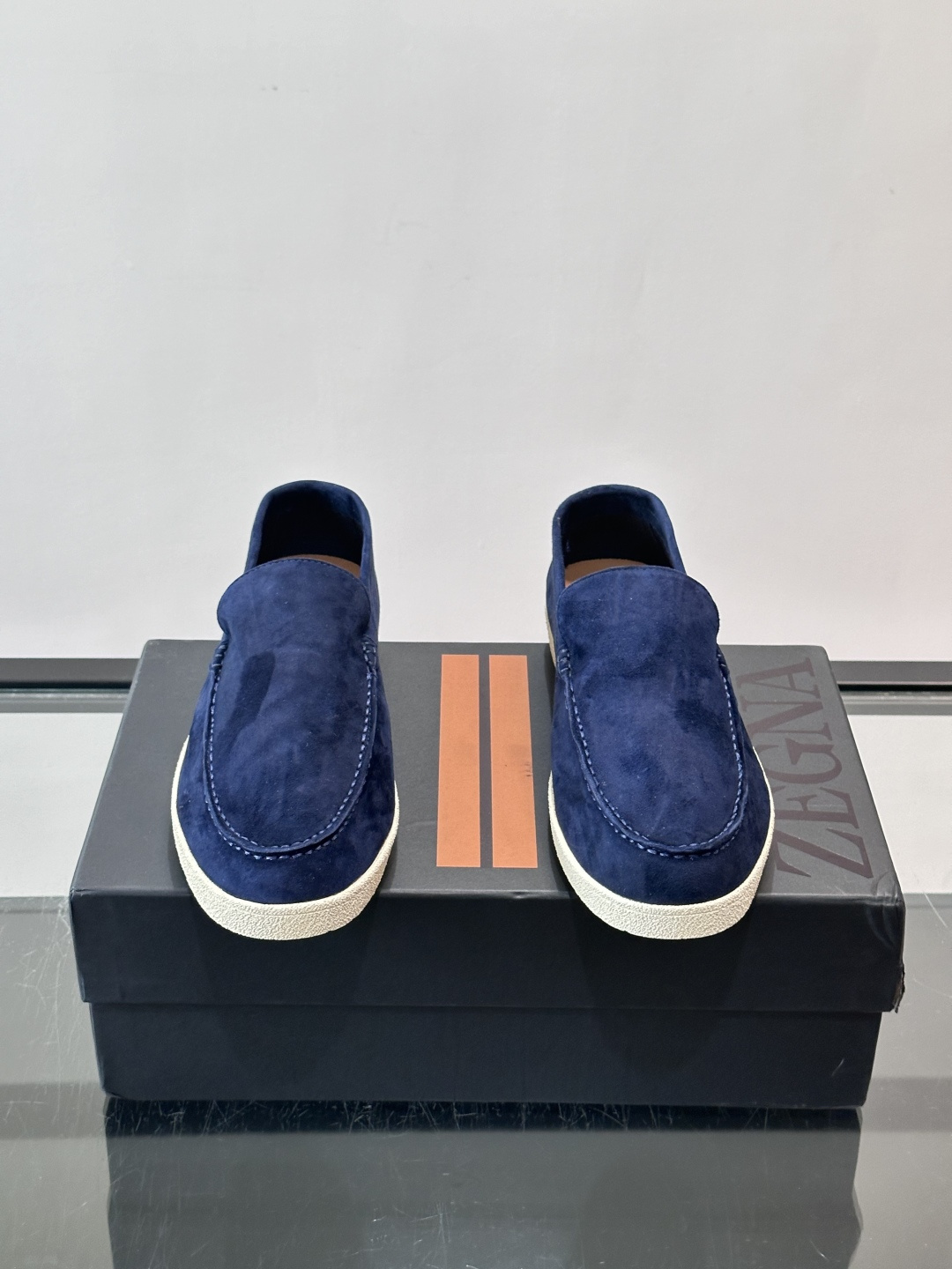 Zegna 麂皮乐福鞋,翻毛皮鞋面,白色麻底橡胶厚底,鞋垫上压印着"ZEGNA"。走的是经典的"意大利老钱风"休闲路 Zegna 麂皮乐福鞋,翻毛皮鞋面,白色麻底橡胶厚底,鞋垫上压印着"ZEGNA"。走的是经典的"意大利老钱风"休闲路