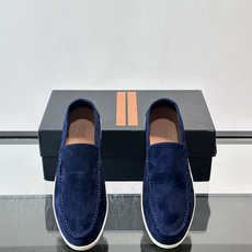 Zegna 麂皮乐福鞋,翻毛皮鞋面,白色麻底橡胶厚底,鞋垫上压印着"ZEGNA"。走的是经典的"意大利老钱风"休闲路 Zegna 麂皮乐福鞋,翻毛皮鞋面,白色麻底橡胶厚底,鞋垫上压印着"ZEGNA"。走的是经典的"意大利老钱风"休闲路