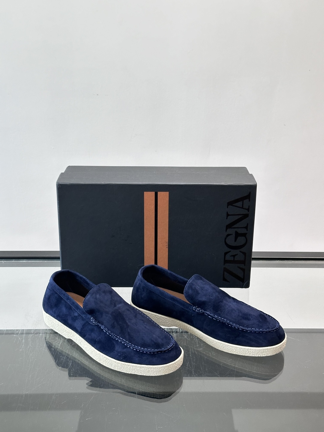Zegna 麂皮乐福鞋,翻毛皮鞋面,白色麻底橡胶厚底,鞋垫上压印着"ZEGNA"。走的是经典的"意大利老钱风"休闲路 Zegna 麂皮乐福鞋,翻毛皮鞋面,白色麻底橡胶厚底,鞋垫上压印着"ZEGNA"。走的是经典的"意大利老钱风"休闲路