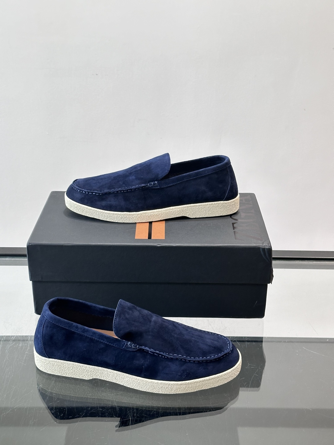 Zegna 麂皮乐福鞋,翻毛皮鞋面,白色麻底橡胶厚底,鞋垫上压印着"ZEGNA"。走的是经典的"意大利老钱风"休闲路 Zegna 麂皮乐福鞋,翻毛皮鞋面,白色麻底橡胶厚底,鞋垫上压印着"ZEGNA"。走的是经典的"意大利老钱风"休闲路