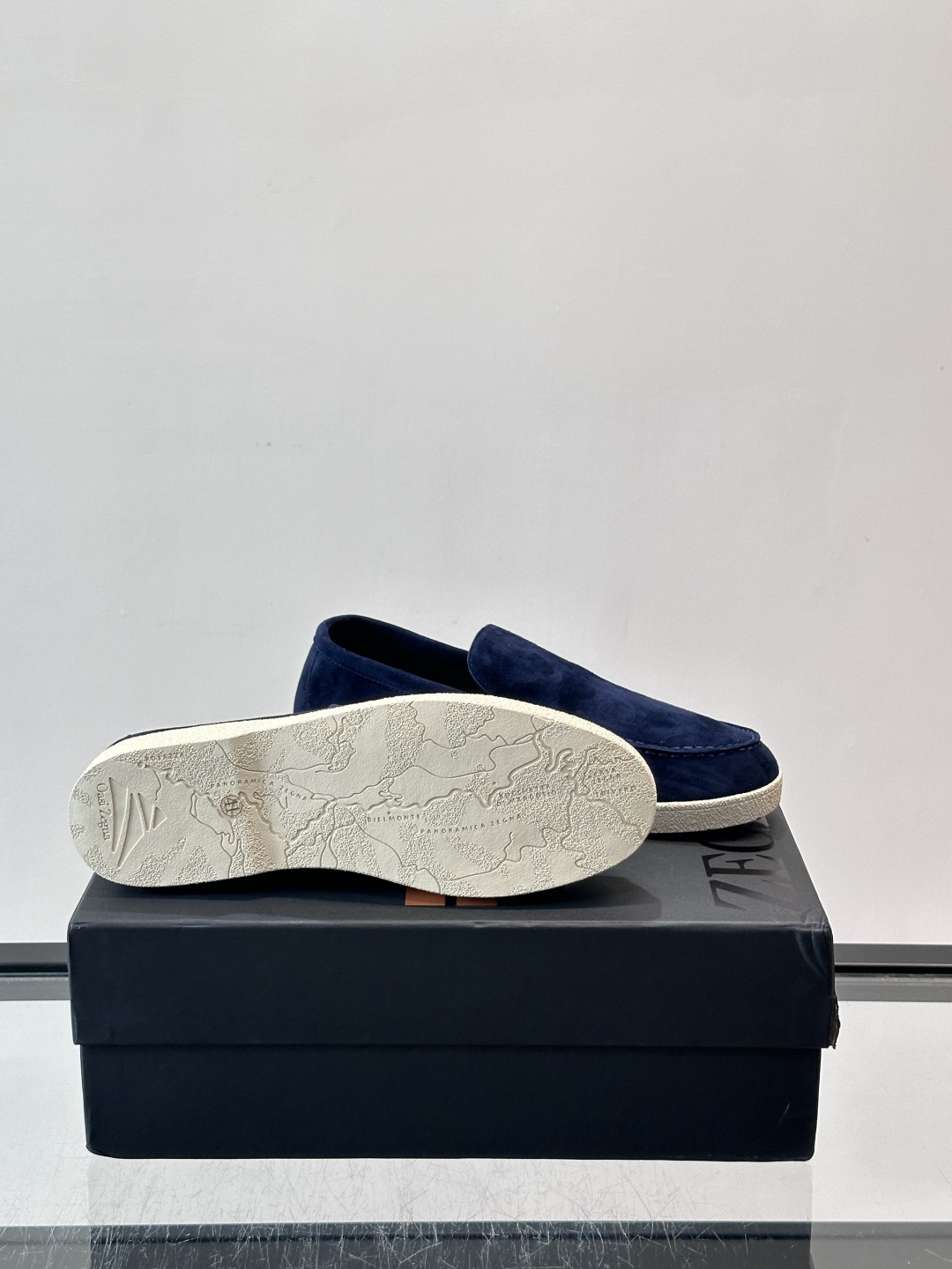 Zegna 麂皮乐福鞋,翻毛皮鞋面,白色麻底橡胶厚底,鞋垫上压印着"ZEGNA"。走的是经典的"意大利老钱风"休闲路 Zegna 麂皮乐福鞋,翻毛皮鞋面,白色麻底橡胶厚底,鞋垫上压印着"ZEGNA"。走的是经典的"意大利老钱风"休闲路