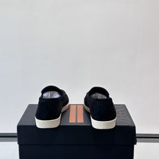 Zegna 麂皮乐福鞋,翻毛皮鞋面,白色麻底橡胶厚底,鞋垫上压印着"ZEGNA"。走的是经典的"意大利老钱风"休闲路 Zegna 麂皮乐福鞋,翻毛皮鞋面,白色麻底橡胶厚底,鞋垫上压印着"ZEGNA"。走的是经典的"意大利老钱风"休闲路