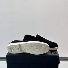 Zegna 麂皮乐福鞋,翻毛皮鞋面,白色麻底橡胶厚底,鞋垫上压印着"ZEGNA"。走的是经典的"意大利老钱风"休闲路 Zegna 麂皮乐福鞋,翻毛皮鞋面,白色麻底橡胶厚底,鞋垫上压印着"ZEGNA"。走的是经典的"意大利老钱风"休闲路