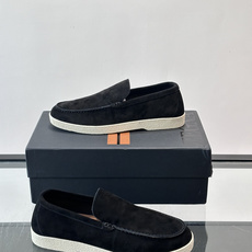 Zegna 麂皮乐福鞋,翻毛皮鞋面,白色麻底橡胶厚底,鞋垫上压印着"ZEGNA"。走的是经典的"意大利老钱风"休闲路 Zegna 麂皮乐福鞋,翻毛皮鞋面,白色麻底橡胶厚底,鞋垫上压印着"ZEGNA"。走的是经典的"意大利老钱风"休闲路
