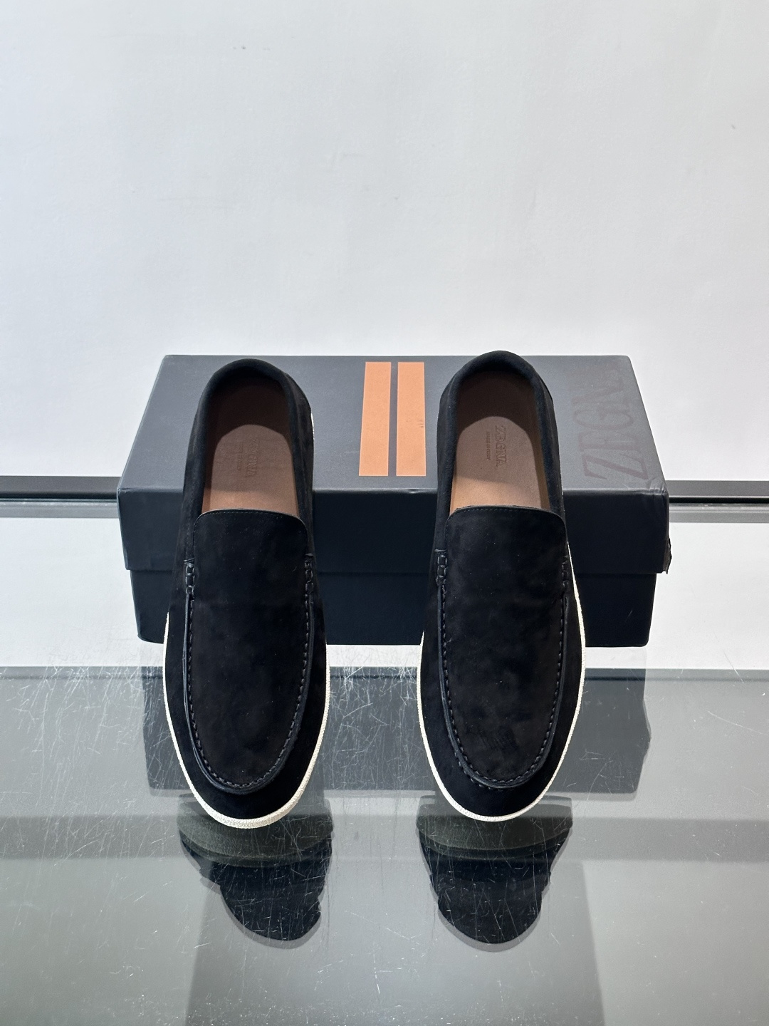 Zegna 麂皮乐福鞋,翻毛皮鞋面,白色麻底橡胶厚底,鞋垫上压印着"ZEGNA"。走的是经典的"意大利老钱风"休闲路 Zegna 麂皮乐福鞋,翻毛皮鞋面,白色麻底橡胶厚底,鞋垫上压印着"ZEGNA"。走的是经典的"意大利老钱风"休闲路