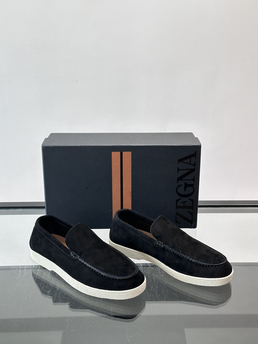 Zegna 麂皮乐福鞋,翻毛皮鞋面,白色麻底橡胶厚底,鞋垫上压印着"ZEGNA"。走的是经典的"意大利老钱风"休闲路 Zegna 麂皮乐福鞋,翻毛皮鞋面,白色麻底橡胶厚底,鞋垫上压印着"ZEGNA"。走的是经典的"意大利老钱风"休闲路