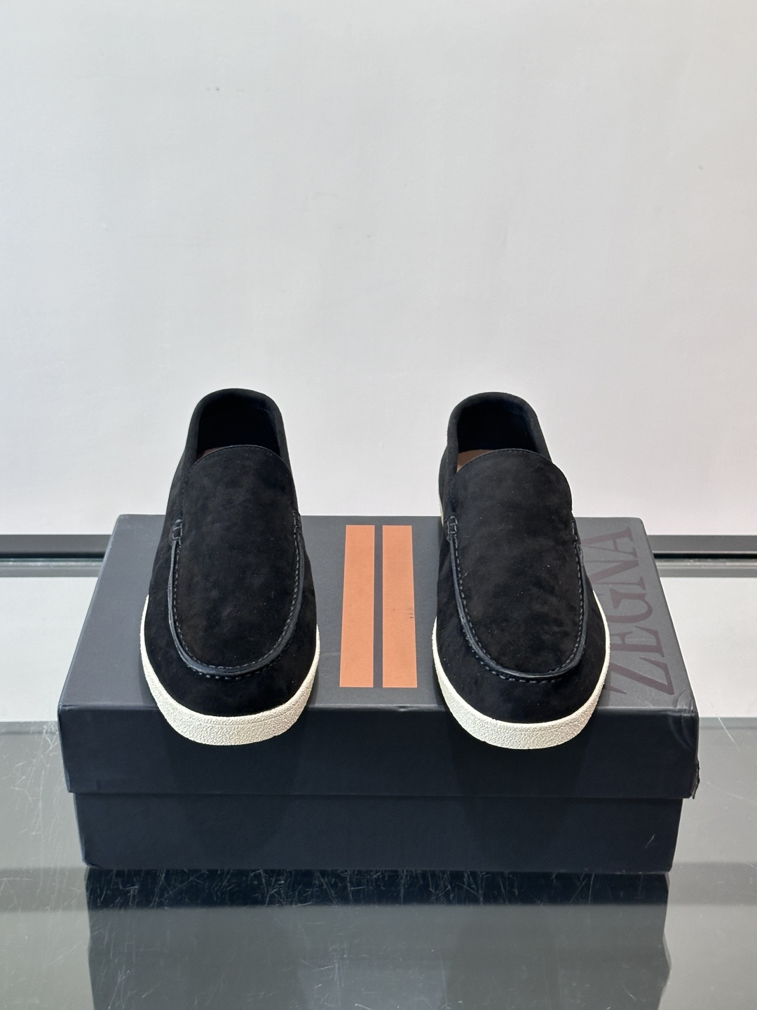Zegna 麂皮乐福鞋,翻毛皮鞋面,白色麻底橡胶厚底,鞋垫上压印着"ZEGNA"。走的是经典的"意大利老钱风"休闲路 Zegna 麂皮乐福鞋,翻毛皮鞋面,白色麻底橡胶厚底,鞋垫上压印着"ZEGNA"。走的是经典的"意大利老钱风"休闲路