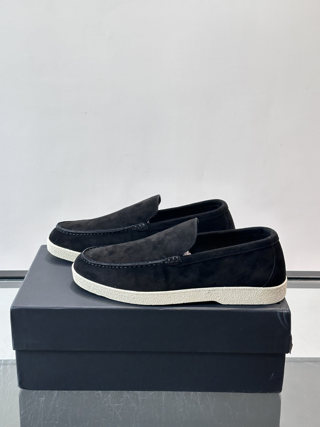 Zegna 麂皮乐福鞋,翻毛皮鞋面,白色麻底橡胶厚底,鞋垫上压印着"ZEGNA"。走的是经典的"意大利老钱风"休闲路 Zegna 麂皮乐福鞋,翻毛皮鞋面,白色麻底橡胶厚底,鞋垫上压印着"ZEGNA"。走的是经典的"意大利老钱风"休闲路