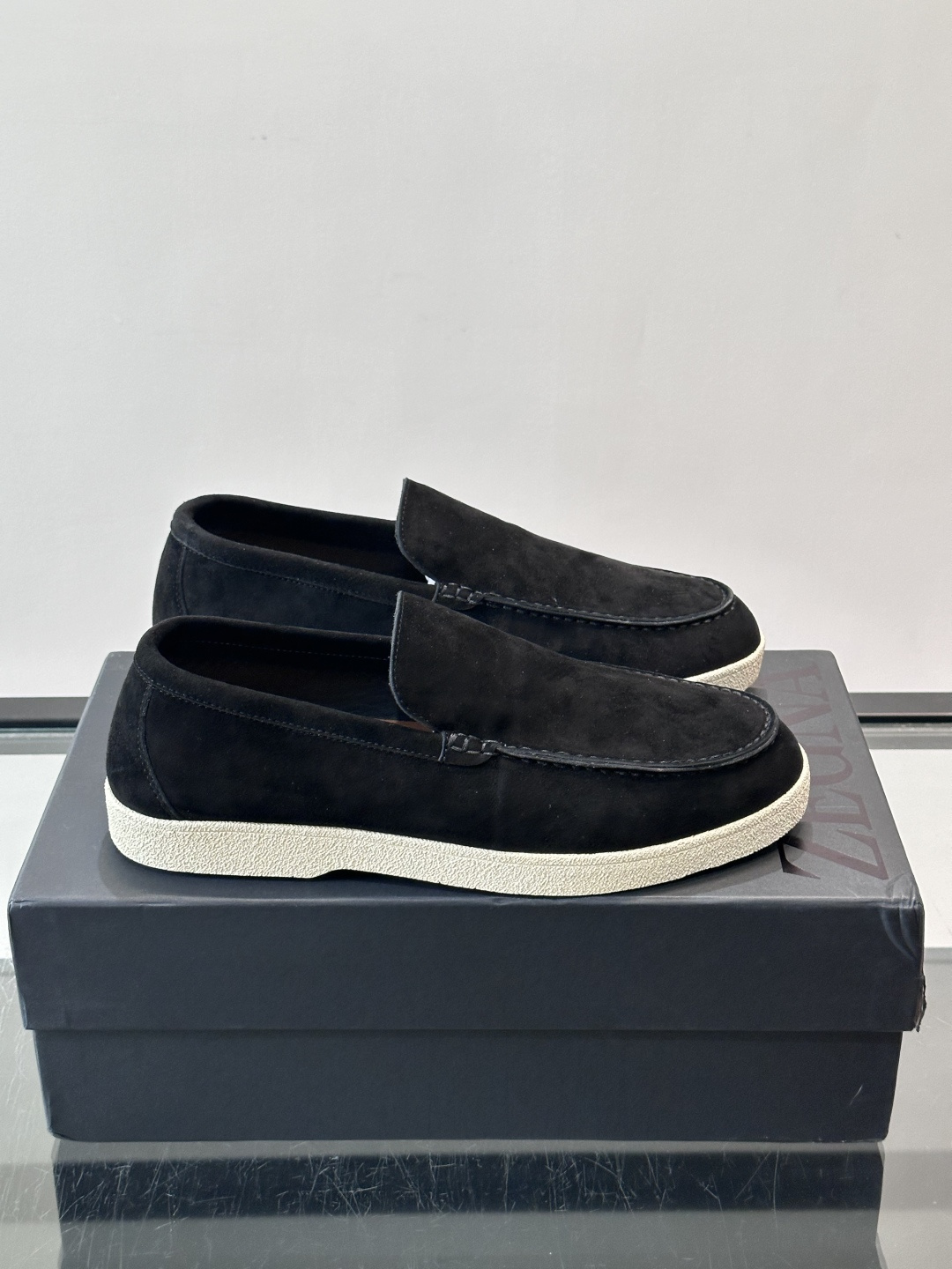 Zegna 麂皮乐福鞋,翻毛皮鞋面,白色麻底橡胶厚底,鞋垫上压印着"ZEGNA"。走的是经典的"意大利老钱风"休闲路 Zegna 麂皮乐福鞋,翻毛皮鞋面,白色麻底橡胶厚底,鞋垫上压印着"ZEGNA"。走的是经典的"意大利老钱风"休闲路