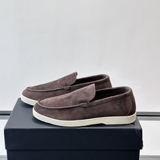 Zegna 麂皮乐福鞋,翻毛皮鞋面,白色麻底橡胶厚底,鞋垫上压印着"ZEGNA"。走的是经典的"意大利老钱风"休闲路 Zegna 麂皮乐福鞋,翻毛皮鞋面,白色麻底橡胶厚底,鞋垫上压印着"ZEGNA"。走的是经典的"意大利老钱风"休闲路