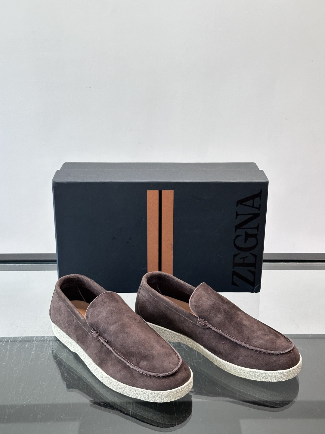 Zegna 麂皮乐福鞋,翻毛皮鞋面,白色麻底橡胶厚底,鞋垫上压印着"ZEGNA"。走的是经典的"意大利老钱风"休闲路 Zegna 麂皮乐福鞋,翻毛皮鞋面,白色麻底橡胶厚底,鞋垫上压印着"ZEGNA"。走的是经典的"意大利老钱风"休闲路
