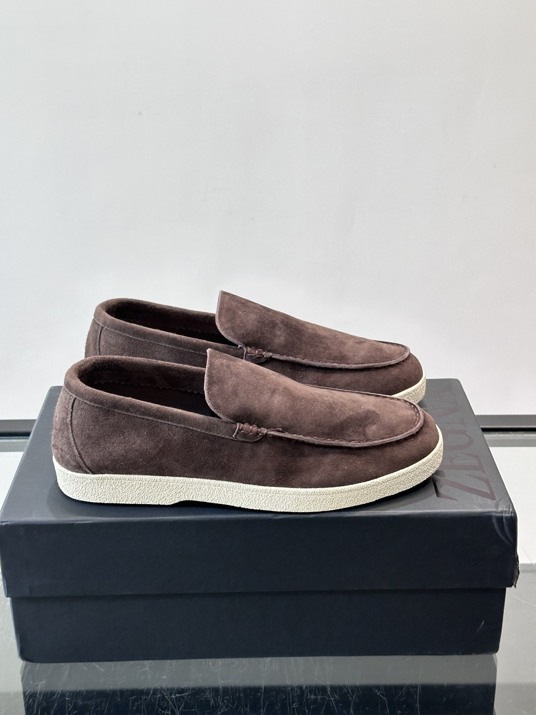Zegna 麂皮乐福鞋,翻毛皮鞋面,白色麻底橡胶厚底,鞋垫上压印着"ZEGNA"。走的是经典的"意大利老钱风"休闲路 Zegna 麂皮乐福鞋,翻毛皮鞋面,白色麻底橡胶厚底,鞋垫上压印着"ZEGNA"。走的是经典的"意大利老钱风"休闲路