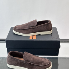 Zegna 麂皮乐福鞋,翻毛皮鞋面,白色麻底橡胶厚底,鞋垫上压印着"ZEGNA"。走的是经典的"意大利老钱风"休闲路 Zegna 麂皮乐福鞋,翻毛皮鞋面,白色麻底橡胶厚底,鞋垫上压印着"ZEGNA"。走的是经典的"意大利老钱风"休闲路
