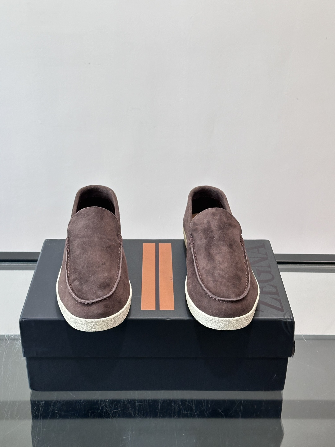 Zegna 麂皮乐福鞋,翻毛皮鞋面,白色麻底橡胶厚底,鞋垫上压印着"ZEGNA"。走的是经典的"意大利老钱风"休闲路 Zegna 麂皮乐福鞋,翻毛皮鞋面,白色麻底橡胶厚底,鞋垫上压印着"ZEGNA"。走的是经典的"意大利老钱风"休闲路