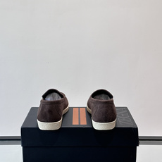Zegna 麂皮乐福鞋,翻毛皮鞋面,白色麻底橡胶厚底,鞋垫上压印着"ZEGNA"。走的是经典的"意大利老钱风"休闲路 Zegna 麂皮乐福鞋,翻毛皮鞋面,白色麻底橡胶厚底,鞋垫上压印着"ZEGNA"。走的是经典的"意大利老钱风"休闲路