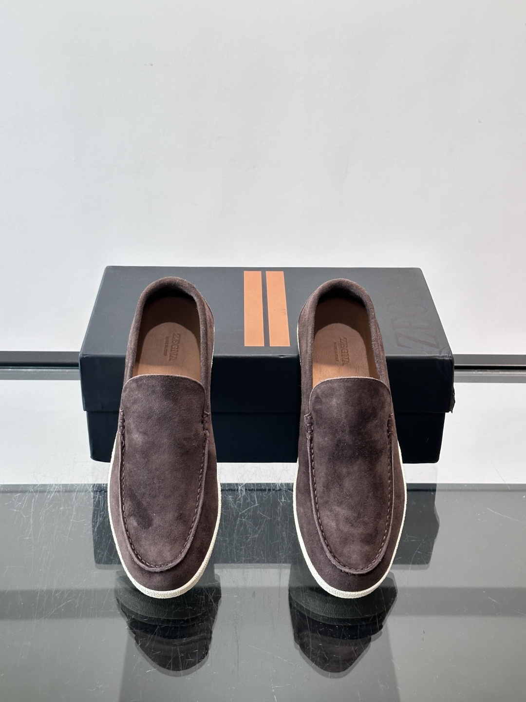 Zegna 麂皮乐福鞋,翻毛皮鞋面,白色麻底橡胶厚底,鞋垫上压印着"ZEGNA"。走的是经典的"意大利老钱风"休闲路 Zegna 麂皮乐福鞋,翻毛皮鞋面,白色麻底橡胶厚底,鞋垫上压印着"ZEGNA"。走的是经典的"意大利老钱风"休闲路