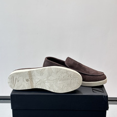 Zegna 麂皮乐福鞋,翻毛皮鞋面,白色麻底橡胶厚底,鞋垫上压印着"ZEGNA"。走的是经典的"意大利老钱风"休闲路 Zegna 麂皮乐福鞋,翻毛皮鞋面,白色麻底橡胶厚底,鞋垫上压印着"ZEGNA"。走的是经典的"意大利老钱风"休闲路