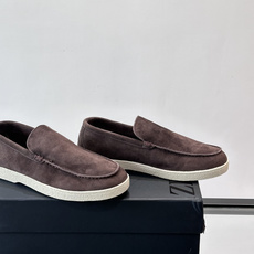Zegna 麂皮乐福鞋,翻毛皮鞋面,白色麻底橡胶厚底,鞋垫上压印着"ZEGNA"。走的是经典的"意大利老钱风"休闲路 Zegna 麂皮乐福鞋,翻毛皮鞋面,白色麻底橡胶厚底,鞋垫上压印着"ZEGNA"。走的是经典的"意大利老钱风"休闲路