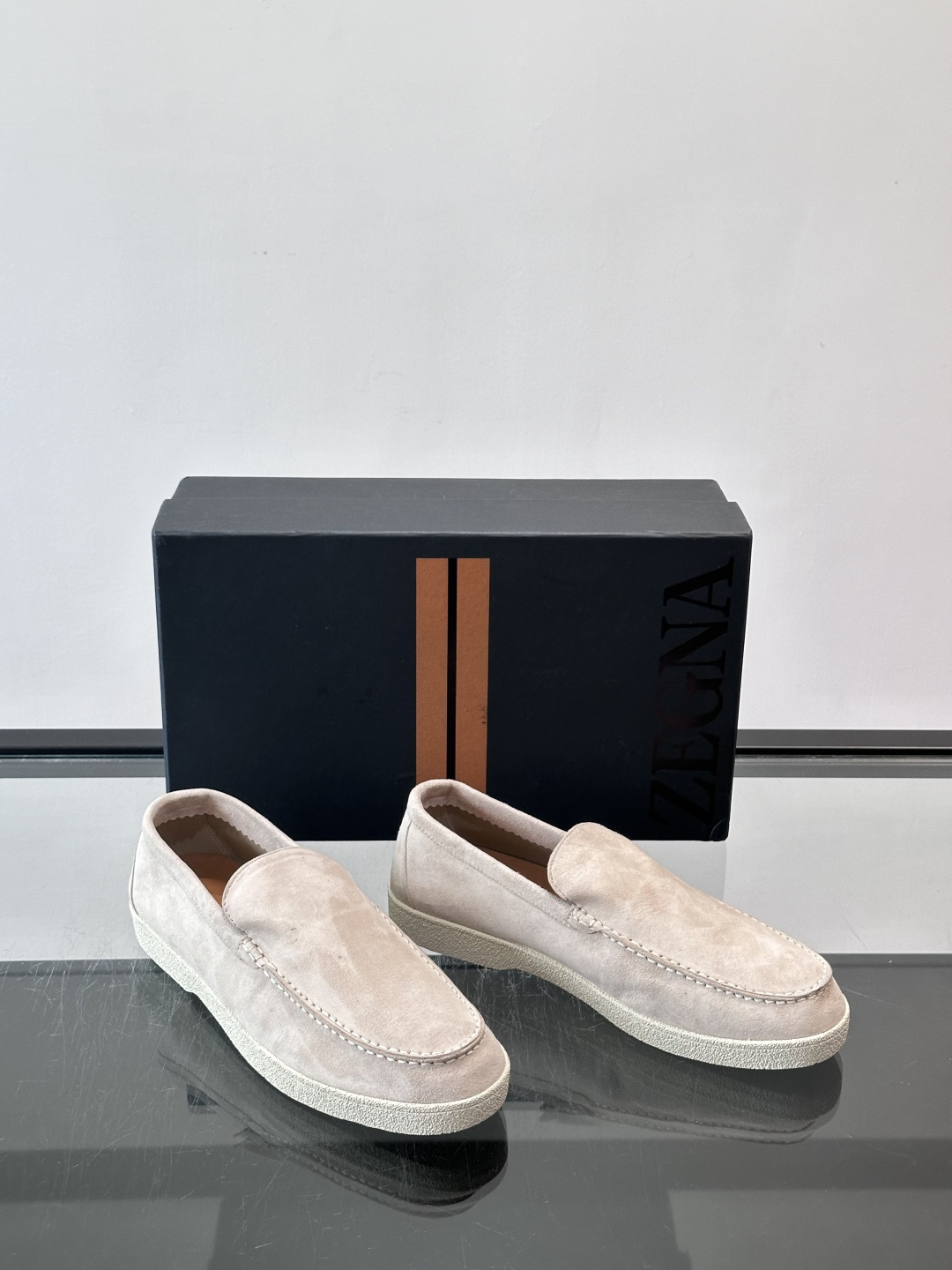 Zegna 麂皮乐福鞋,翻毛皮鞋面,白色麻底橡胶厚底,鞋垫上压印着"ZEGNA"。走的是经典的"意大利老钱风"休闲路 Zegna 麂皮乐福鞋,翻毛皮鞋面,白色麻底橡胶厚底,鞋垫上压印着"ZEGNA"。走的是经典的"意大利老钱风"休闲路